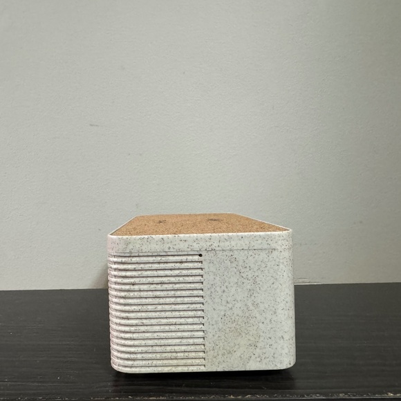 [LIMITED EDITION] SOAR ECO Charging Wireless Speaker (Good as NEW) - Picture 4 of 8